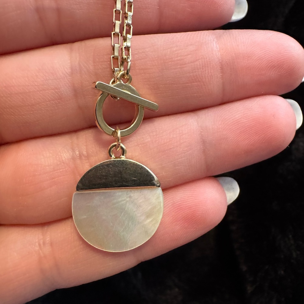 Chic Gold and Mother of Pearl Pendant Necklace